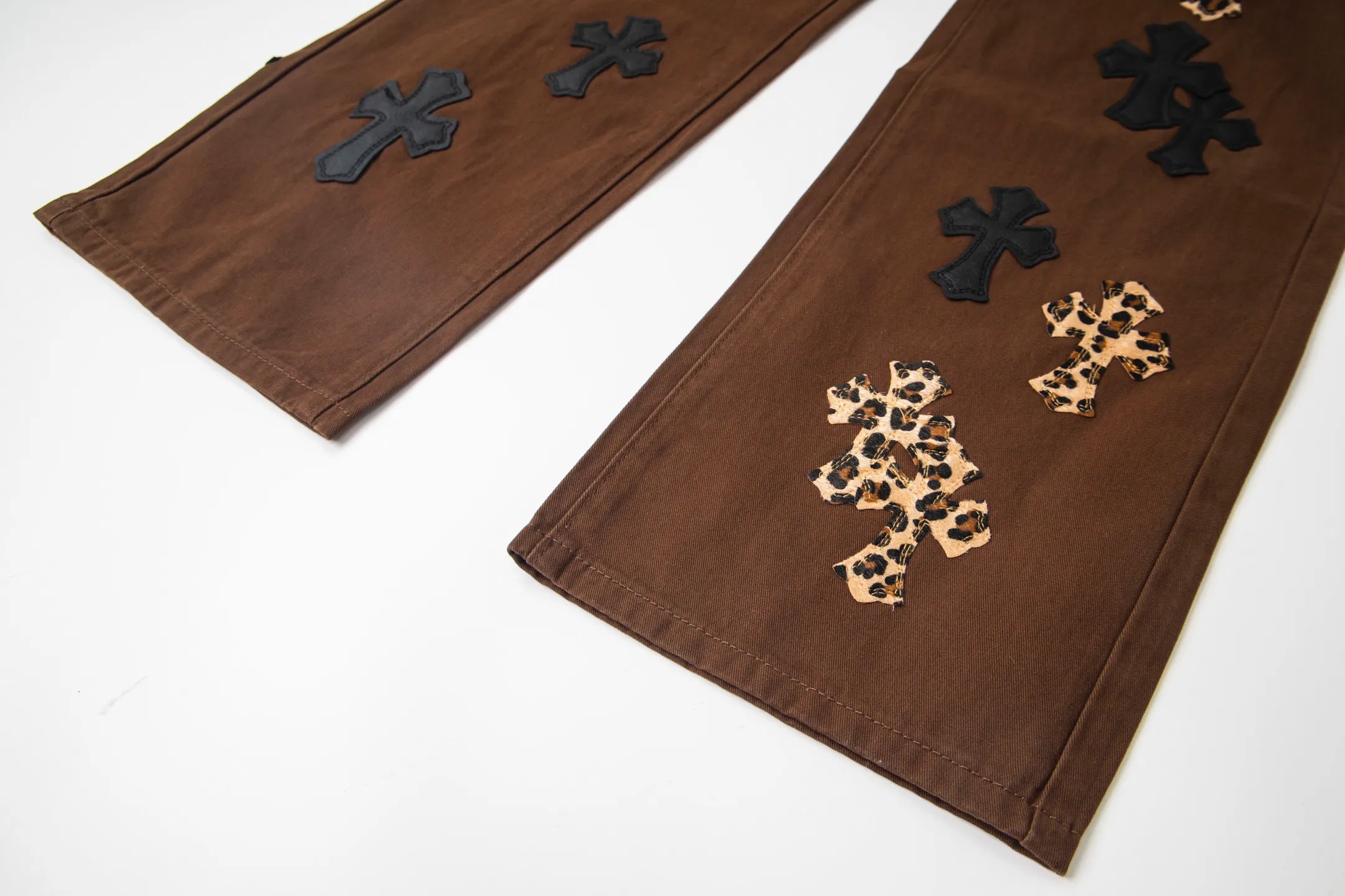 P260 Chrome Hearts | Chrome Hearts Brown Casual Cross Patched Leather Jeans - Full of exploring the ultimate in fashion, Chrome Hearts' new Chrome Hearts pants cleverly integrate camouflage cross, camouflage cross and other elements to break traditional boundaries. Mattyboy's clever fusion of overalls and khaki jeans, the same style, brings endless matching inspiration to fashionistas! Whether it is daily wear or a trendy try, these pants can bring you an excellent fashion experience. Style number: 1754# Color: casual brown Size: 28 30 32 34
